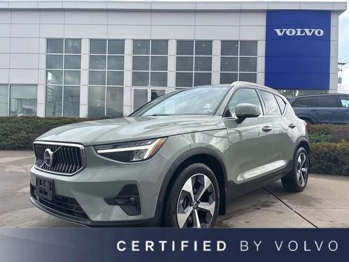 2023 Volvo XC40 B5 Plus Bright Theme