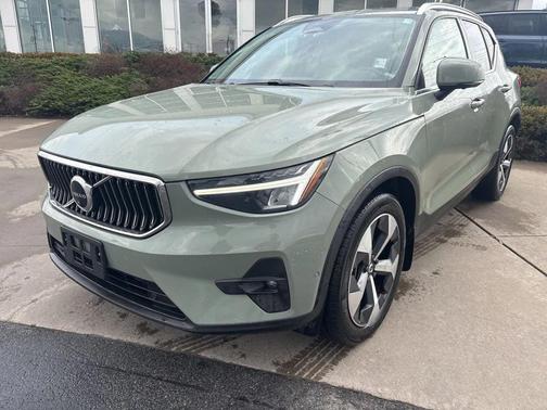2023 Volvo XC40 B5 Plus Bright Theme