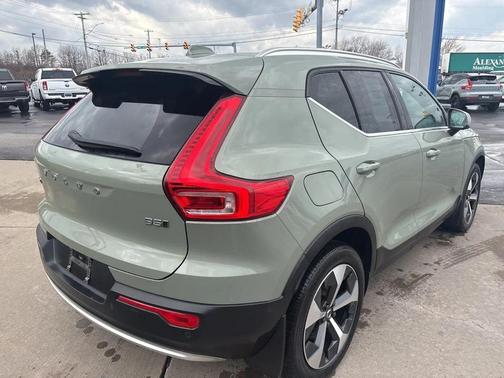 2023 Volvo XC40 B5 Plus Bright Theme