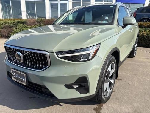 2023 Volvo XC40 B5 Plus Bright Theme