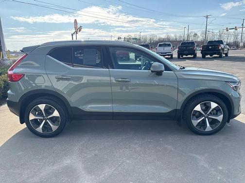 2023 Volvo XC40 B5 Plus Bright Theme