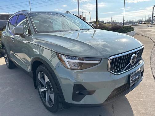 2023 Volvo XC40 B5 Plus Bright Theme