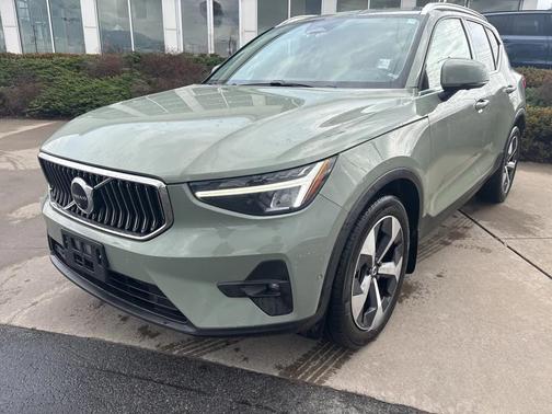 2023 Volvo XC40 B5 Plus Bright Theme