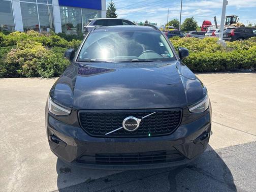 Onyx Black 2026 Volvo XC40 Plus, B5 AWD Gas (mild hybrid), Dark