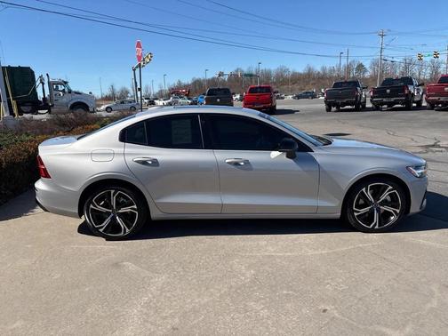 2023 Volvo S60 B5 Core Dark Theme
