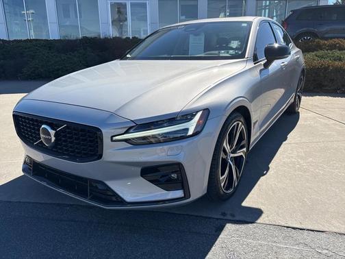 2023 Volvo S60 B5 Core Dark Theme