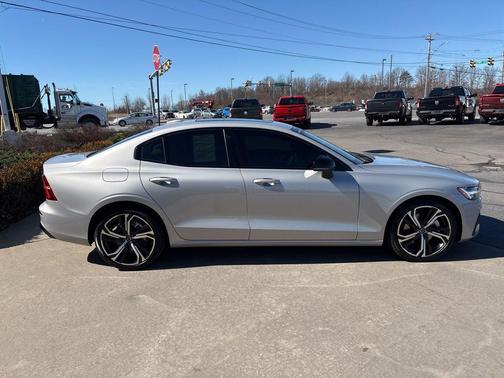 2023 Volvo S60 B5 Core Dark Theme