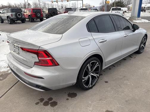 2023 Volvo S60 B5 Core Dark Theme