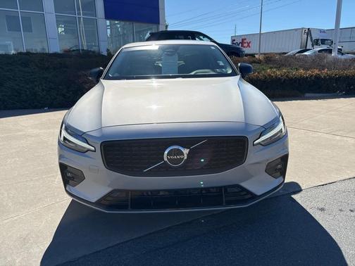 2023 Volvo S60 B5 Core Dark Theme