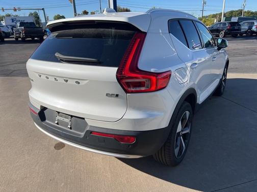 2025 Volvo XC40 B5 Plus Bright Theme