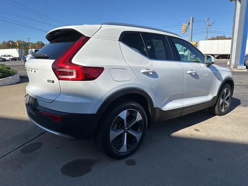 2025 Volvo XC40 B5 Plus Bright Theme