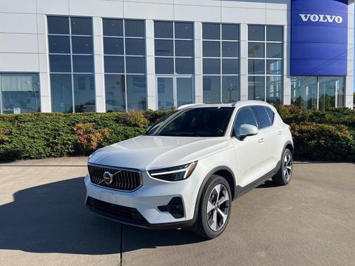 2025 Volvo XC40 B5 Plus Bright Theme