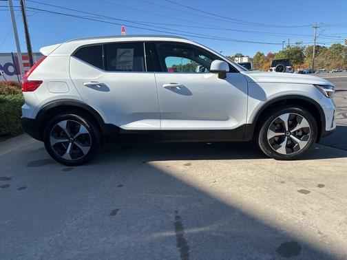 2025 Volvo XC40 B5 Plus Bright Theme