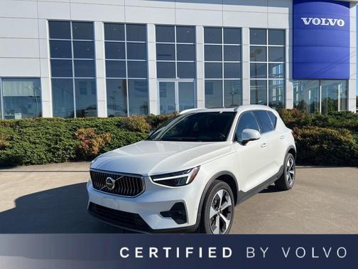 2025 Volvo XC40 B5 Plus Bright Theme