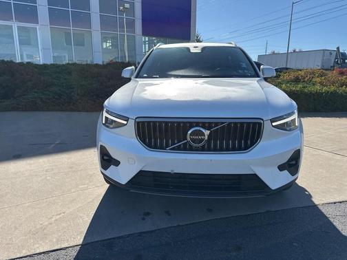2025 Volvo XC40 B5 Plus Bright Theme