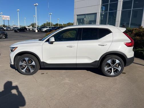 2025 Volvo XC40 B5 Plus Bright Theme