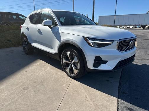 2025 Volvo XC40 B5 Plus Bright Theme