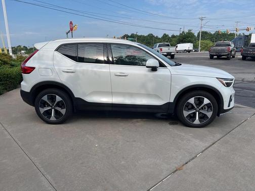 2025 Volvo XC40 B5 Plus Bright Theme