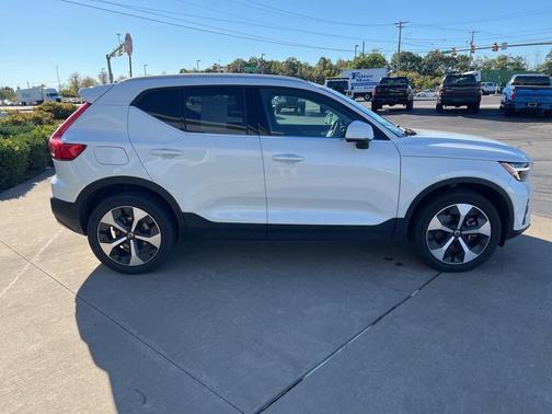 2025 Volvo XC40 B5 Plus Bright Theme