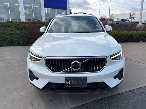 Crystal White Metallic 2023 Volvo XC40 B5 Plus Bright Theme