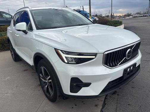 2023 Volvo XC40 B5 Plus Bright Theme