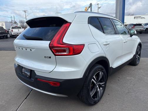 Crystal White Metallic 2023 Volvo XC40 B5 Plus Bright Theme
