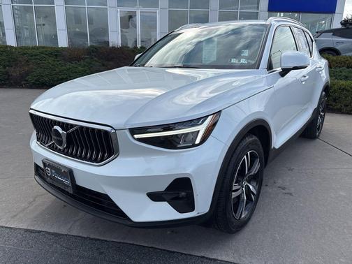 Crystal White Metallic 2023 Volvo XC40 B5 Plus Bright Theme