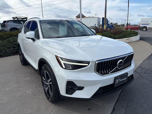 Crystal White Metallic 2023 Volvo XC40 B5 Plus Bright Theme