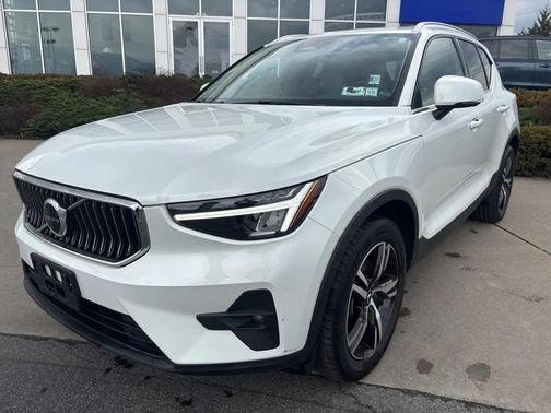 2023 Volvo XC40 B5 Plus Bright Theme
