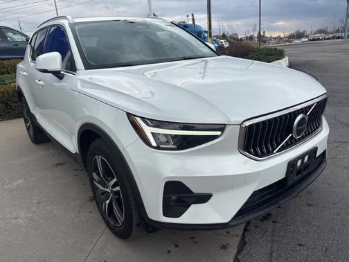 2023 Volvo XC40 B5 Plus Bright Theme