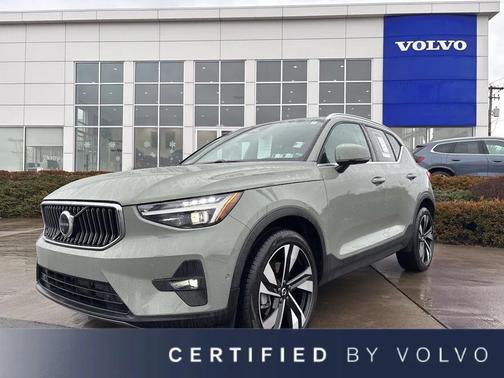 2025 Volvo XC40 B5 Ultra Bright Theme