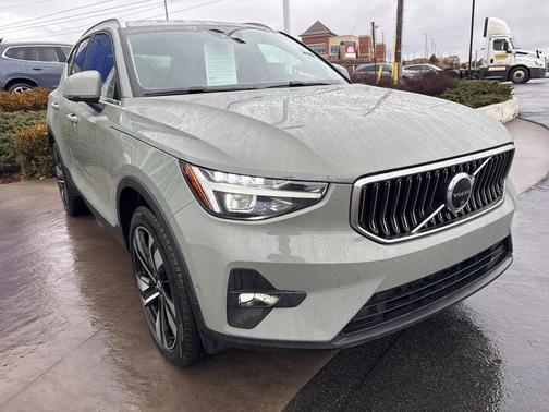 2025 Volvo XC40 B5 Ultra Bright Theme