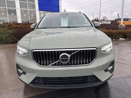 2025 Volvo XC40 B5 Ultra Bright Theme