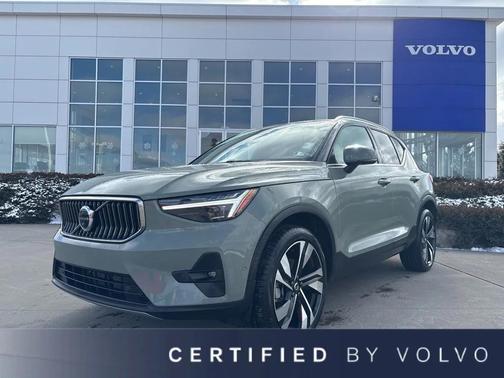 2025 Volvo XC40 B5 Ultra Bright Theme
