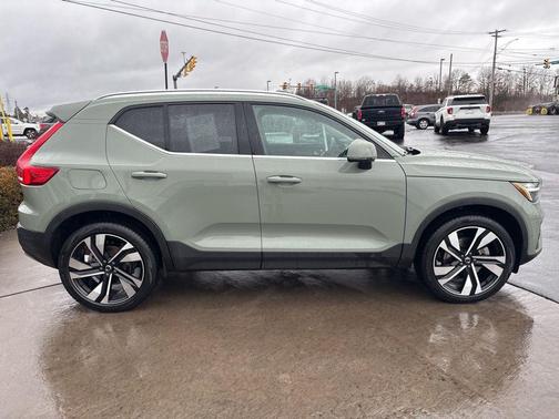 2025 Volvo XC40 B5 Ultra Bright Theme