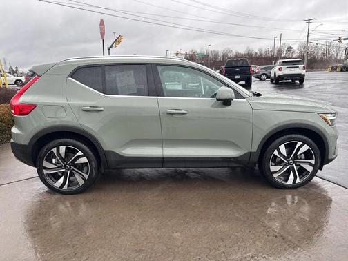 2025 Volvo XC40 B5 Ultra Bright Theme