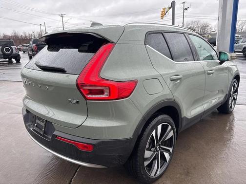 2025 Volvo XC40 B5 Ultra Bright Theme