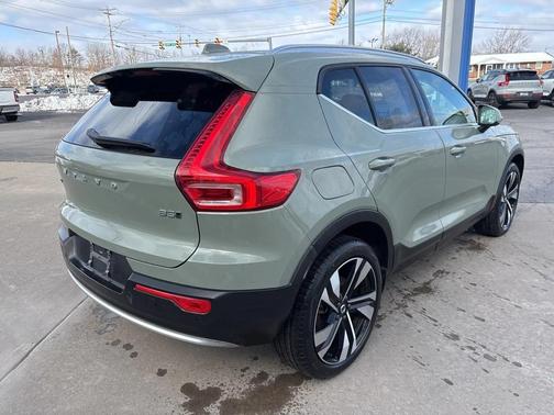 2025 Volvo XC40 B5 Ultra Bright Theme