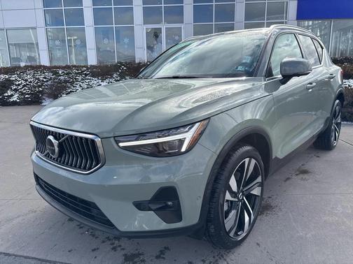 2025 Volvo XC40 B5 Ultra Bright Theme
