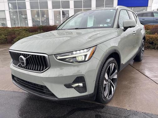 2025 Volvo XC40 B5 Ultra Bright Theme