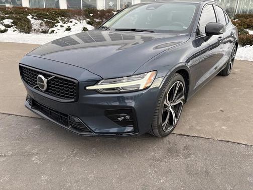 2023 Volvo S60 B5 Core Dark Theme