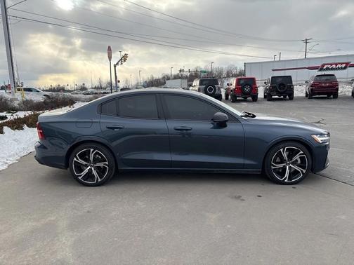 2023 Volvo S60 B5 Core Dark Theme