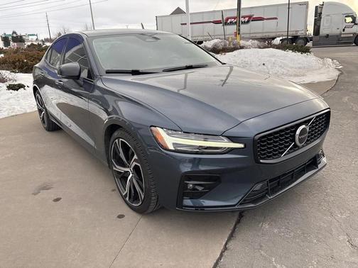 2023 Volvo S60 B5 Core Dark Theme