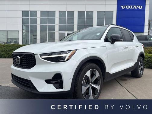 Crystal White 2026 Volvo XC40 Plus, B5 AWD Gas (mild hybrid), Dark