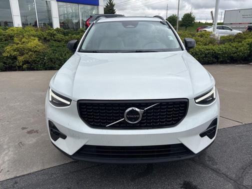 2026 Volvo XC40 Plus, B5 AWD Gas (mild hybrid), Dark