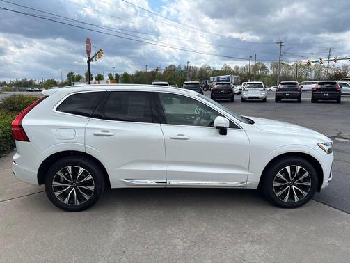 Crystal White Metallic 2023 Volvo XC60 B5 Plus Bright Theme