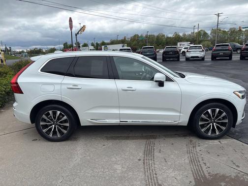 Crystal White Metallic 2023 Volvo XC60 B5 Plus Bright Theme