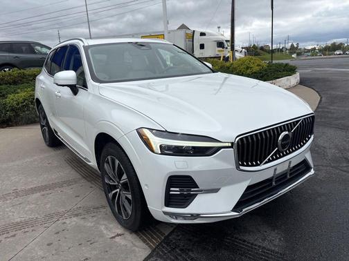 Crystal White Metallic 2023 Volvo XC60 B5 Plus Bright Theme