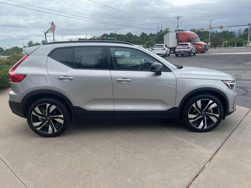 2025 Volvo XC40 B5 Plus Dark Theme