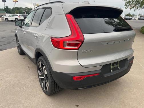 2025 Volvo XC40 B5 Plus Dark Theme